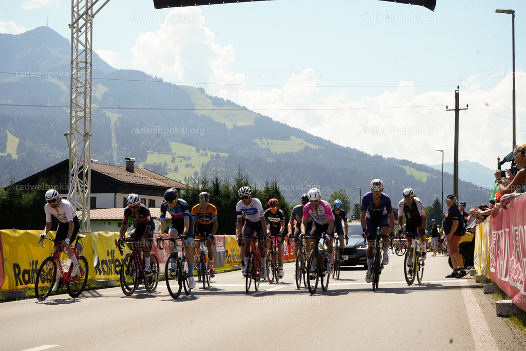 204_20230817_Bewerb_Maenner_Muehlanger | AUT - OESTERREICH, 2023-08-16: SPORT RENNRAD-FAHREN - 55. INTERNATIONALER RADWELTPOKAL IN ST. JOHANN IN TIROL  - Vintage-Radrennen mit WM-Bronze-Medaillen-Siegerin Christina Schweinberger, den Teilnehmer und Alexander Baumann (vom Orginastions-Team) - TAG 2 BEWERB MAENNER IN SECHS GRUPPEN  ; Foto: Roland Muehlanger