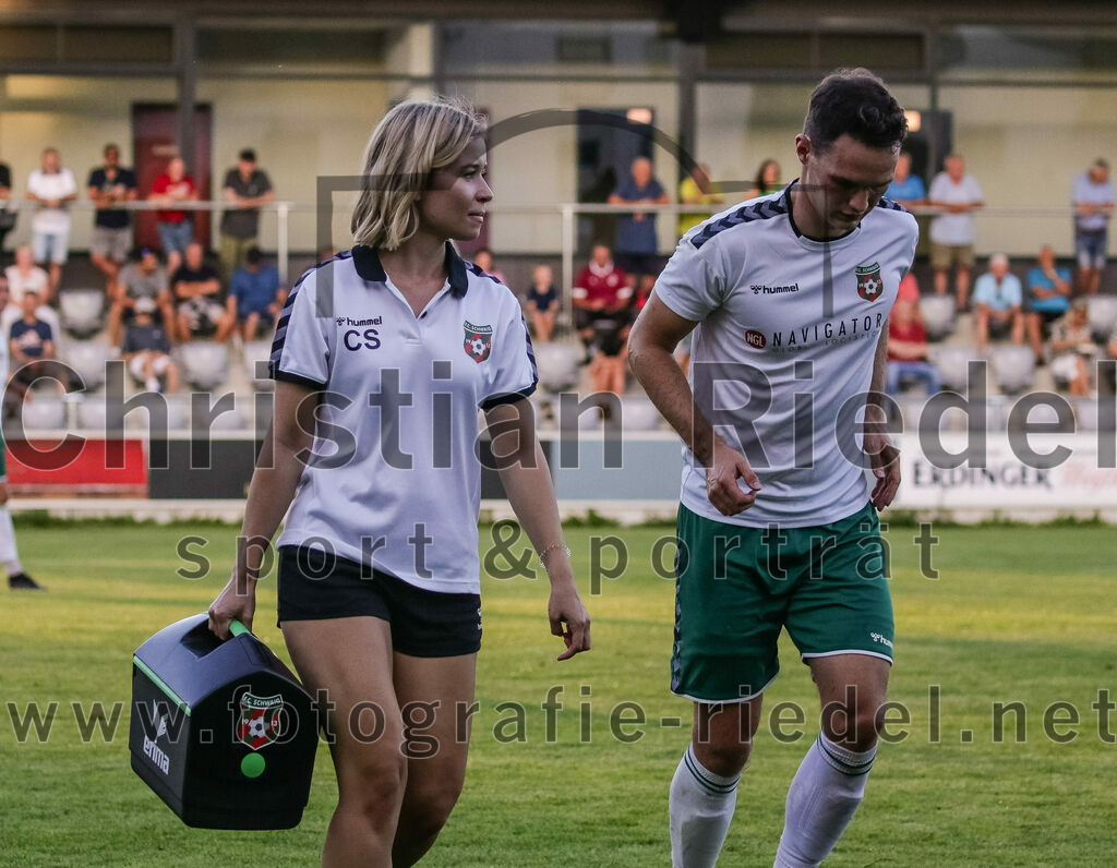 2023-08-18_059_FC_Schwaig_gegen_TSV_Kastl | Oberding, Deutschland, 18.08.2023:
Fußball, Landesliga Südost 2023 / 2024, 7. Spieltag, FC Schwaig gegen TSV Kastl, Endergebnis: 2:2

Physiotherapeutin Christin Sachs (FC Schwaig), Maximilian Buchauer (FC Schwaig, #27)

Foto: Christian Riedel / fotografie-riedel.net