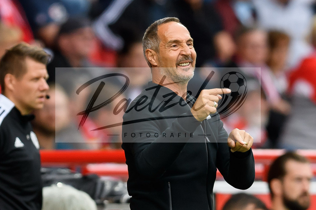 FCUBMG20210829_021 | Fussball, Herren: Trainer Adi Huetter (Borussia Moenchengladbach) gestikuliert beim Spiel der 1. Bundesliga zwischen 1. FC Union Berlin und Borussia Moenchengladbach im Stadion An der Alten Foersterei am 29.08.2021 in Berlin, Deutschland. - Realisiert mit Pictrs.com