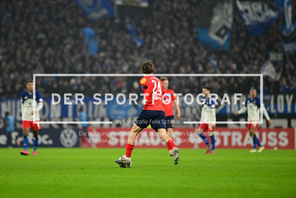 Fußball I Herren I Saison 2025-2026 I DFB-Pokal I Achtelfinale I Hamburger SV - Holstein Kiel I 39223 | Magnus Knudsen (24, Holstein Kiel) - Realisiert mit Pictrs.com