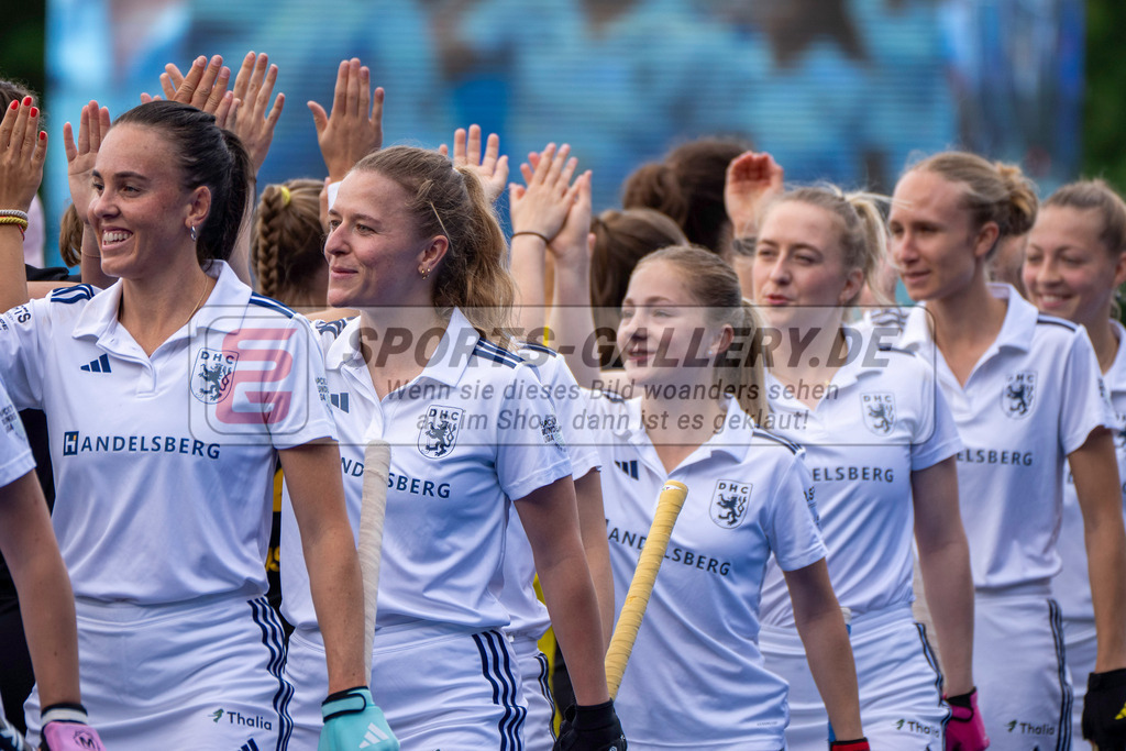 Final4_20250601-1037-HK108250 | Krefeld, Deutschland, 01.06.2025:  Feldhockey Final4 2025 – „Deutsche Feldhockey-Meisterschaften 2025“ Harvestehuder HTC - Düsseldorfer HC (Finale Damen) im Gerd-Wellen-Hockeyanlage am 01.06.2025 in Krefeld, Deutschland. (Foto von Kramhöller/Fehrmann/Kaste)Krefeld, Germany, 01.06.2025: Feldhockey Final4 2025 – „Deutsche Feldhockey-Meisterschaften 2025“ Harvestehuder HTC - Düsseldorfer HC (Finale Damen) in Gerd-Wellen-Hockeyanlage at 01.06.2025 in Krefeld, Deutschland. (Foto from Kramhöller/Fehrmann/Kaste)
