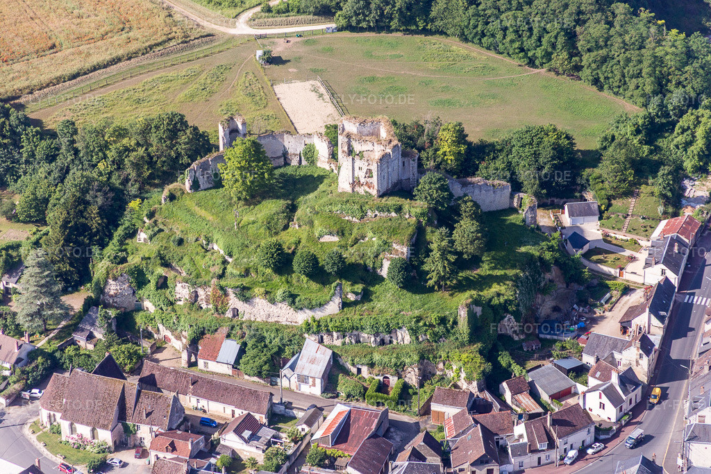 Luftbild: Ruine und Mauerreste der ehemaligen Burganlage des Schloß Montoire sur le Loir in Montoire-sur-le-Loir im Bundesland Loir-et-Cher in Frankreich. Foto: IMG_081155.jpg vom 19.06.2015 durch Werner Riehm/FLY-FOTO.de