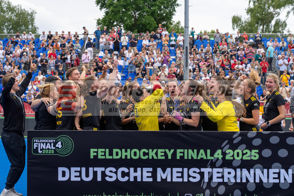 Final4_20250601-1219-HK108407 | Krefeld, Deutschland, 01.06.2025:  Feldhockey Final4 2025 – „Deutsche Feldhockey-Meisterschaften 2025“ Harvestehuder HTC - Düsseldorfer HC (Finale Damen) im Gerd-Wellen-Hockeyanlage am 01.06.2025 in Krefeld, Deutschland. (Foto von Kramhöller/Fehrmann/Kaste)Krefeld, Germany, 01.06.2025: Feldhockey Final4 2025 – „Deutsche Feldhockey-Meisterschaften 2025“ Harvestehuder HTC - Düsseldorfer HC (Finale Damen) in Gerd-Wellen-Hockeyanlage at 01.06.2025 in Krefeld, Deutschland. (Foto from Kramhöller/Fehrmann/Kaste)