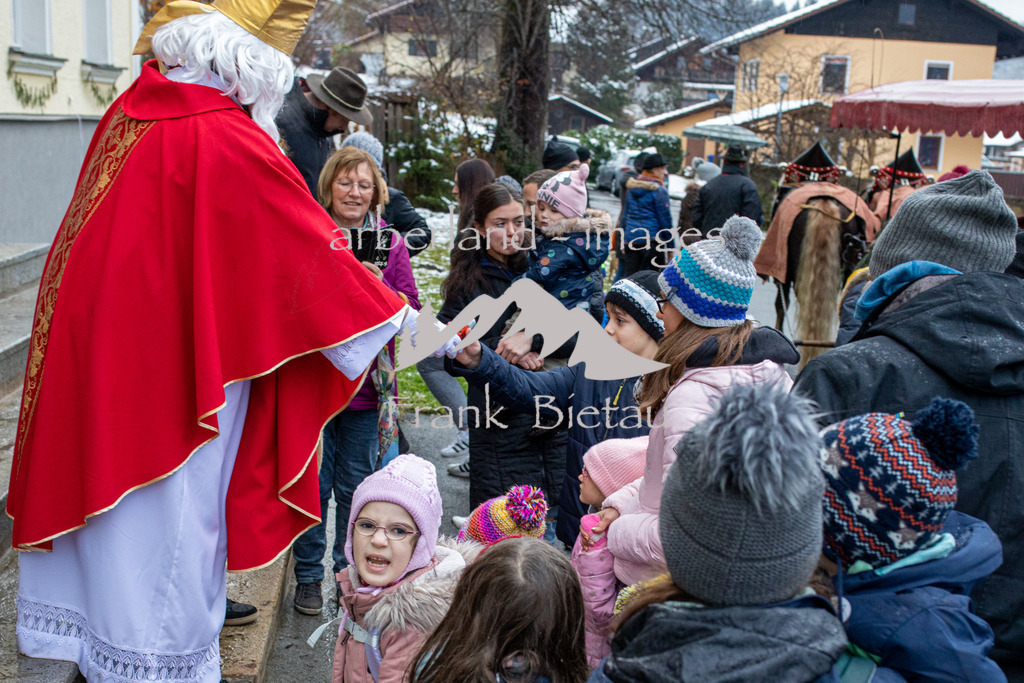 OE7A5818 | der Nikolaus verteilt Süssigkeiten vorallem an die Kinder