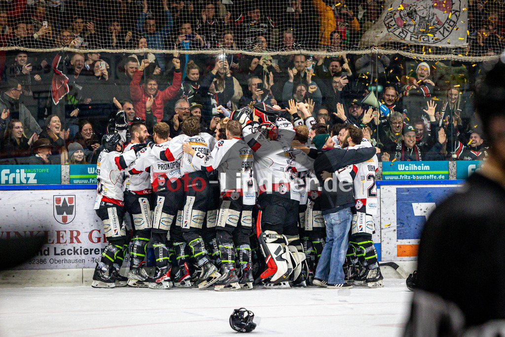 Spiel 3 Finale TSV Peißenberg Miners vs EHC Königsbrunn | Eishockey Bayernliga Playoffs 2023/2024, Spiel 3 Finale TSV Peißenberg Miners vs EHC Königsbrunn, 20240328,
Bayerischer Meister 2024 Bayernliga EHC Königsbrunn, Jubel, Zuschauer,
2024-03-28 in Peißenberg (Eisstadion)

Copyright: WolfgangxLindner foto-lindner.de