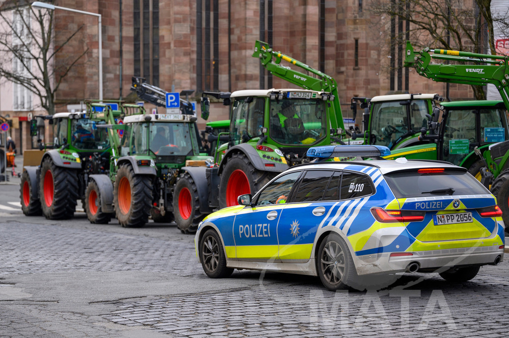 _DWA4251 | Bauerndemo gegen Agrarpolitik der Bundesregierung  auf dem Straße Obstmarkt und Hauptmarkt . Nürnberg, 08.01.2024 - Realisiert mit Pictrs.com