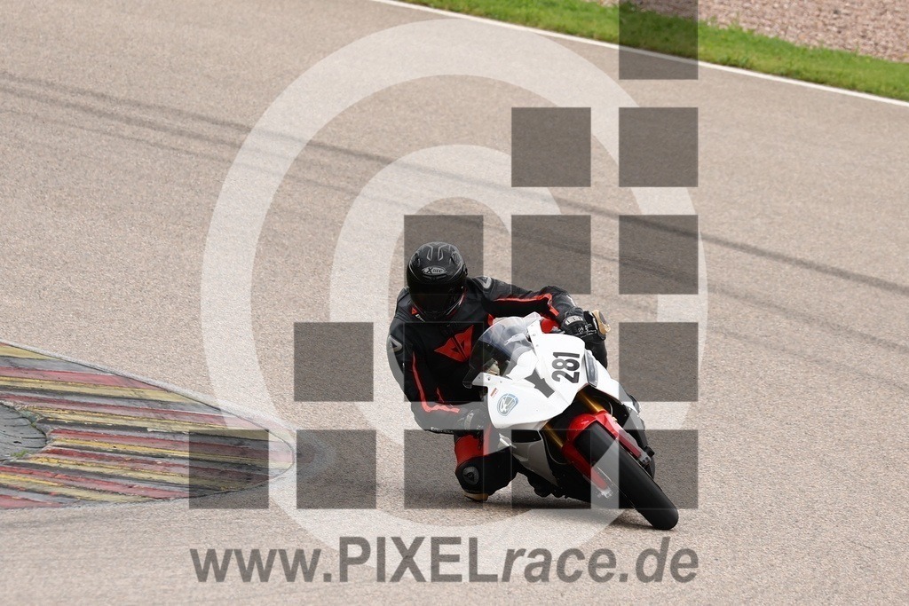 0281-20240527_03524 | Schöne Erinnerungen an spannende Momente - das festzuhalten ist unser Job. PIXELrace.de ist seit 2003 auf den Rennstrecken Europas unterwegs um die Action draußen beim Fahren und die wunderbare Stimmung imm Fahrerlager für euch einzufangen.