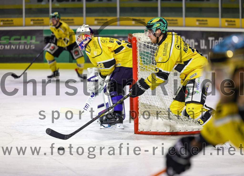 2025-12-19_030_TSV_Erding_gegen_Toelzer_Loewen | Erding, Deutschland, 19.12.2025:Eishockey, Oberliga Süd 2025 / 2026, 27. Spieltag, TSV Erding gegen Tölzer Löwen, Endergebnis: 2:5Torwart Matthias Bittner (Tölzer Löwen, #32), Karel Klikorka (Tölzer Löwen, #3)Foto: Christian Riedel / fotografie-riedel.net