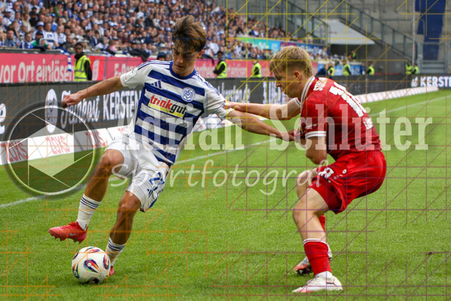 MSV Duisburg vs VfB Stuttgart II - 3. Liga | Duisburg, Deutschland, 02.08.25:   Jan-Simon Symalla (MSV Duisburg) und Julian Lüers (VfB Stuttgart II) im Kampf um den Ball waehrend des Spiels der 3. Liga MSV Duisburg vs VfB Stuttgart II in der schauinsland-reisen-arena(Foto von Brauer-Fotoagentur / Adrian Schlueter)