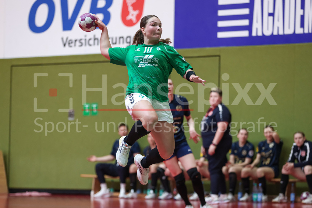 Handball, 2. Bundesliga Frauen, SV Werder Bremen - 1. FSV Mainz 05 | v.li.: Madita Probst (SV Werder Bremen, 10) beim Wurf, am Ball, Spielszene, Aktion, Action