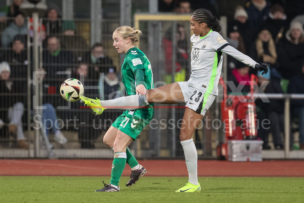 Fussball, Google Pixel Frauen-Bundesliga, SV Werder Bremen - VfL Wolfsburg | v.li.: Caroline Siems (SV Werder Bremen, 21) und Sveindis Jonsdottir (VfL Wolfsburg, 23) im Zweikampf, Duell, Dynamik, Aktion, Action, Spielszene, DIE DFB-RICHTLINIEN UNTERSAGEN JEGLICHE NUTZUNG VON FOTOS ALS SEQUENZBILDER UND/ODER VIDEOÄHNLICHE FOTOSTRECKEN. DFB REGULATIONS PROHIBIT ANY USE OF PHOTOGRAPHS AS IMAGE SEQUENCES AND/OR QUASI-VIDEO.