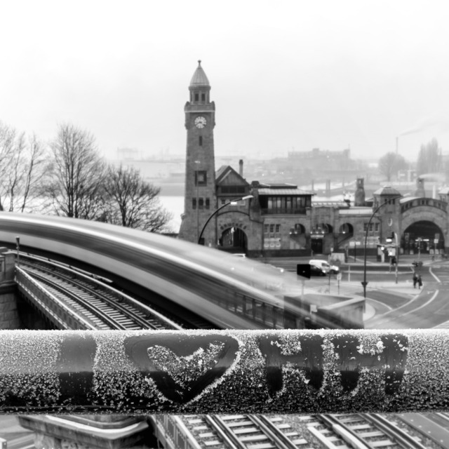 10221216 - I LOVE HH | Winterliche Hamburg Fotografie von den Landungsbrücken in schwarzweiß.