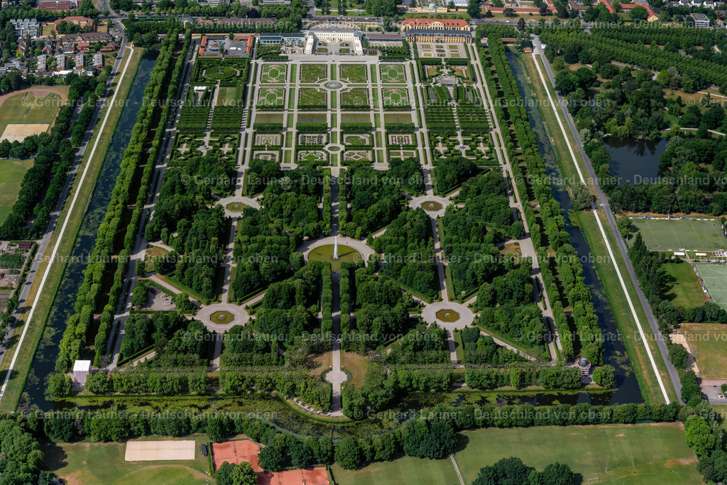 4030915 | HANNOVER 02.06.2020 Der Große Garten im Stadtteil Herrenhausen in Hannover im Bundesland Niedersachsen. Der Barockgarten an der Herrenhäuser Straße wurde im 17. Jahrhundert errichtet und besteht aus vielen Broderiemustern und der zentral gelegenen Glockenfontäne. // The big garden in the part of town of Herrenhausen in Hannover in the federal state Lower Saxony. The baroque garden in the mansions street was established in the 17th century and exists of many Broderie scrutinise and the centrally situated bell jet. Foto: Gerhard Launer