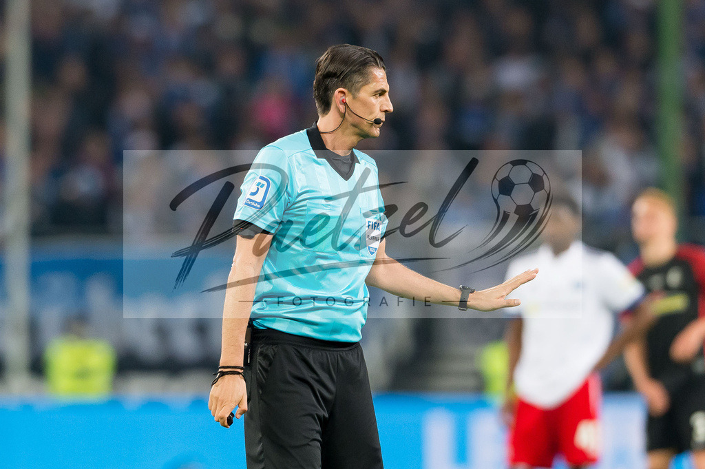 HSVSCF20220419_218 | Fussball, Herren: Referee Deniz Aytekin gestikuliert, Gestik beim DFB-Pokal-Halbfinalspiel zwischen Hamburger SV und SC Freiburg im Volksparkstadion am 19.04.2022 in Hamburg, Deutschland.DFB / DFL REGULATIONS PROHIBIT ANY USE OF PHOTOGRAPHS AS IMAGE SEQUENCES AND/OR QUASI-VIDEO. - Realisiert mit Pictrs.com