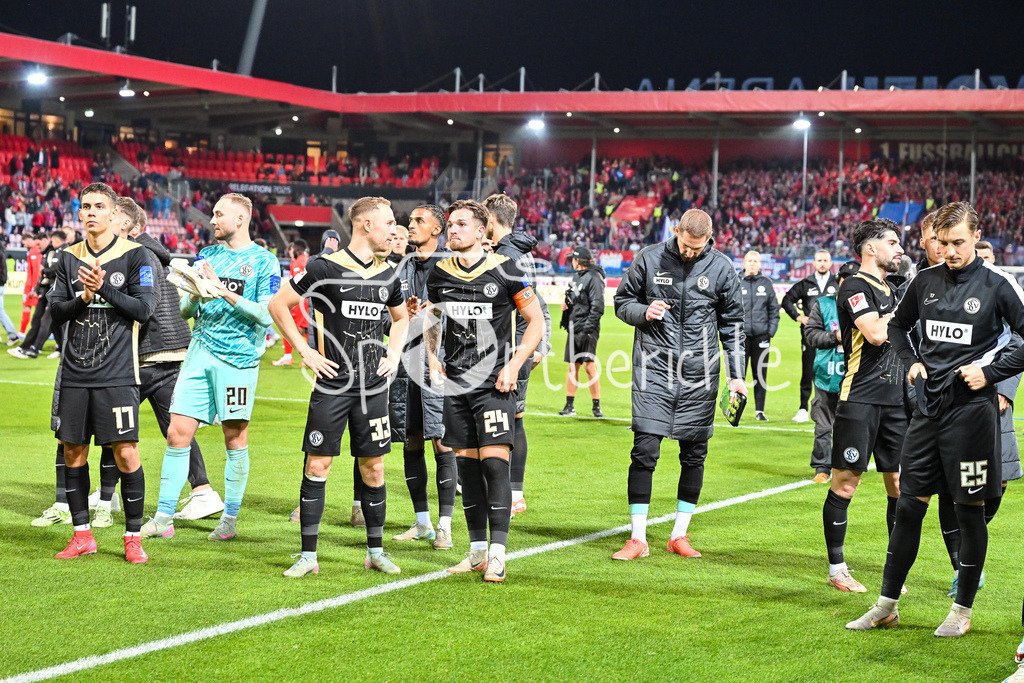 1. FC Heidenheim - SV Elversberg 07 | Die Spieler der Gaeste verabschieden sich nach der Partie bei den mitgereisten Fans aus Elversberg / Relegation Bundesliga: 1. FC Heidenheim - SV Elversberg 07, Voith-Arena am 22.05.2025 / DFL REGULATIONS PROHIBIT ANY USE OF PHOTOGRAPHS AS IMAGE SEQUENCES AND/OR QUASI-VIDEO / BLD / ZDF