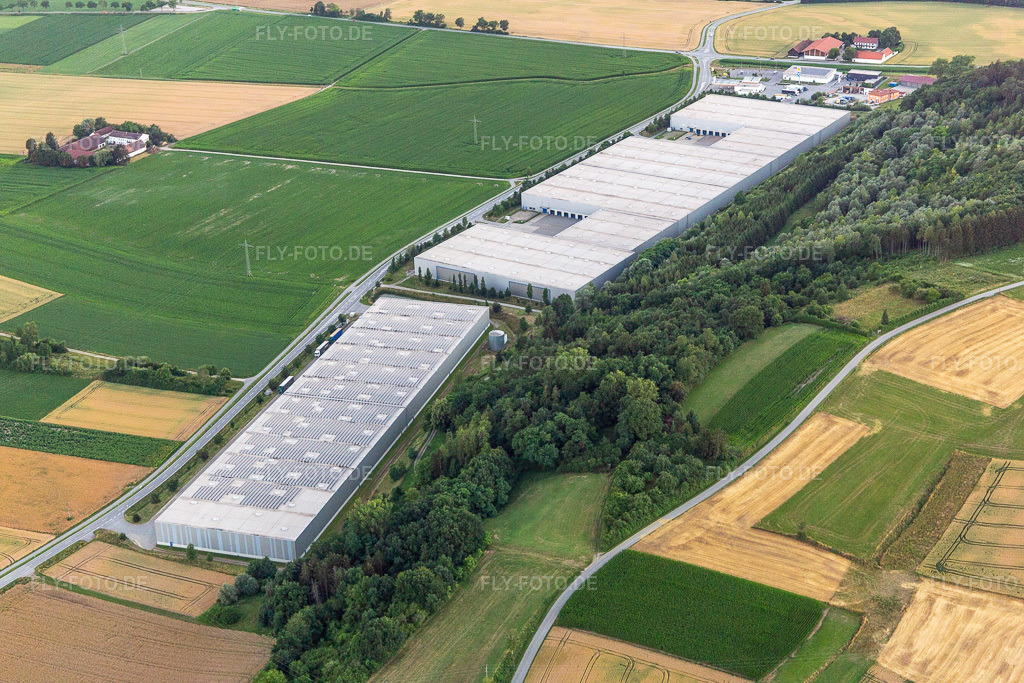 Luftbild: Logistikcenter an der Dingolfinger Straße im Ortsteil Unterhollerau in Moosthenning im Bundesland Bayern in Deutschland. – Foto: IMG_133392.jpg vom 03.07.2022 durch Werner Riehm/FLY-FOTO.de – Auflösung des Originals: 5472 x 3648 px – Gemeinde Moosthenning