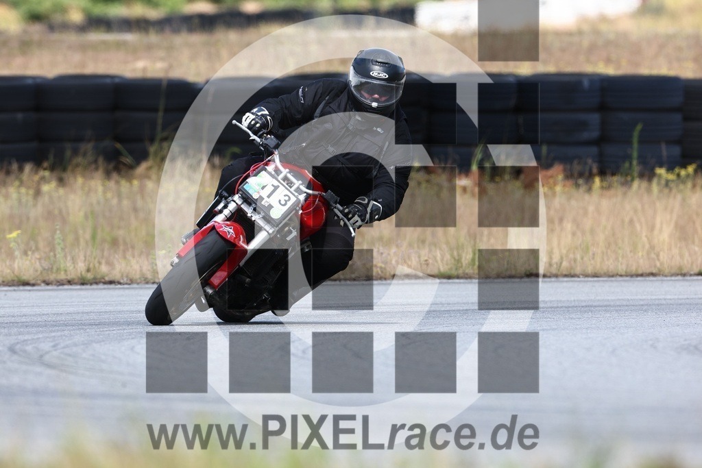 0213-20240706_02704 | Schöne Erinnerungen an spannende Momente - das festzuhalten ist unser Job. PIXELrace.de ist seit 2003 auf den Rennstrecken Europas unterwegs um die Action draußen beim Fahren und die wunderbare Stimmung imm Fahrerlager für euch einzufangen.