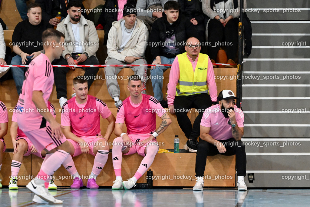 Carinthia Flamengo Futsal Club vs. Futsal Klagenfurt | Spielerbank Carinthia Flamengo, #21 Robert Dimitrov Carinthia Flamengo, #97 Leon Brisevac Carinthia Flamengo, #24 Zoran Vukovic Carinthia Flamengo, Headcoach Carinthia Flamengo Ugur Koc, Carinthia Flamengo Futsal Club vs. Futsal Klagenfurt, Carinthia Flamengo Futsal Club vs. Futsal Klagenfurt am 01.12.2024 in Klagenfurt (Ballspielhalle Viktring), Austria, (Photo by Bernd Stefan)