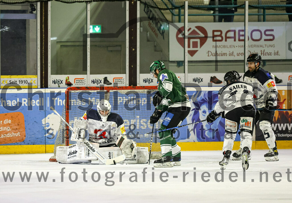 2024-01-26_050_TSV_Erding_gegen_HC_Landsberg | Erding, Deutschland, 26.01.2024:
Eishockey, Bayernliga Vorrunde 2023 / 2024, 28. Spieltag, TSV Erding gegen HC Landsberg, Endergebnis: 6:2

Torwart Moritz Borst (HC Landsberg, #32), Petr Pohl (Erding Gladiators, #55), Stephan Sailer (HC Landsberg, #24)

Foto: Christian Riedel / fotografie-riedel.net