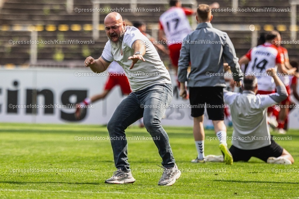 xkwi03082501029 | 03.08.2025, xkwix, Fußball, Regionalliga West, Borussia Dortmund U23 - Sportfreunde Siegen, Stadion Rote Erde: Torjubel nach dem Tor zum 2:2 durch Jubes Ticha (Sportfreunde Siegen #29) und Thorsten Nehrbauer (Sportfreunde Siegen Trainer) jubelt