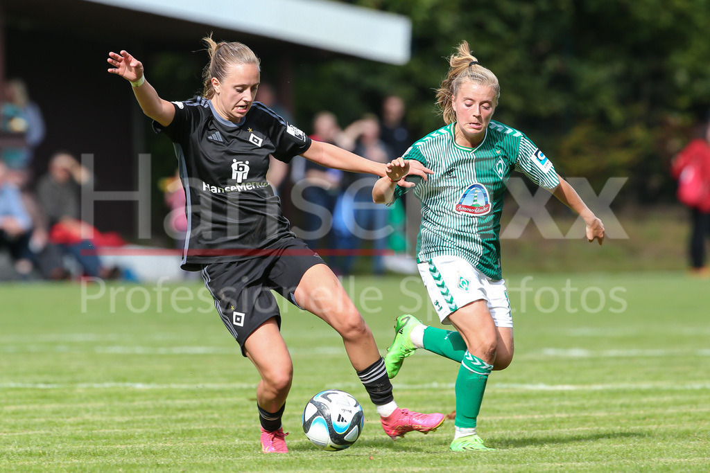 Fussball, Testspiel Frauen, Hamburger SV - SV Werder Bremen | v.li.: Victoria Schulz (Hamburger SV, 19) und Ricarda Walkling (SV Werder Bremen, 13) im Zweikampf, Duell, Dynamik, Aktion, Action, Spielszene