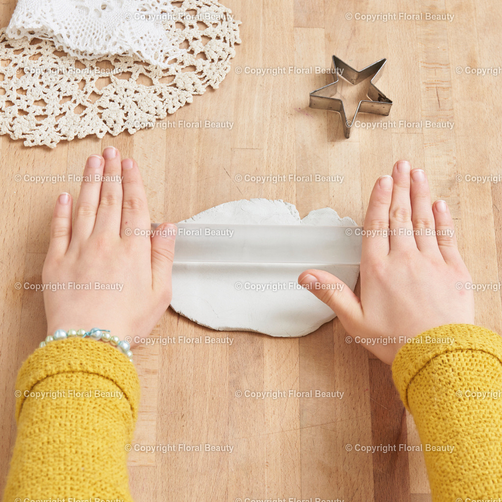 Weihnachtsanhänger aus Fimo | Fimo ausrollen. Spitze auflegen und gut andrücken. Mit Backförmchen Weihnachtsmotive ausstechen. Loch für Aufhängung machen und Faden durchziehen. Im Ofen nach Anleitung backen. - Realisiert mit Pictrs.com