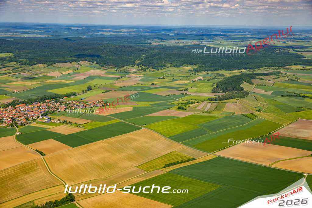 Aktuelles Luftbild von  Weigenheim - Die Luftaufnahme wurde 2022 mittels UL-Flugzeug erstellt ( keine Drohne ) - hochauflösende Kamera-Systeme von  Canon -Beste Qualität - Für grossformatige Ausdrucke geeignet. Die Geschenkidee !