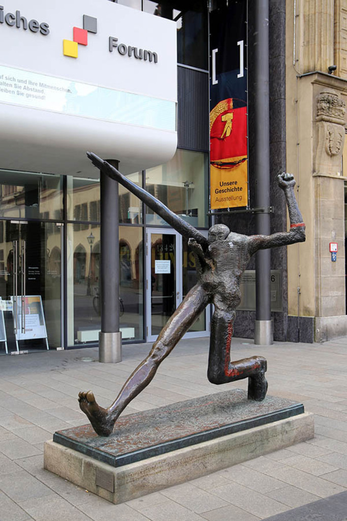 Foto: Leipzig - Der Jahrhundertschritt | Das Team hinter BILDLEXIKON LEIPZIG bündelt historische wie aktuelle Informationen über die Stadt Leipzig in Text und Bild auf einer Plattform und stellt diese der interessierten Öffentlichkeit zur Verfügung.