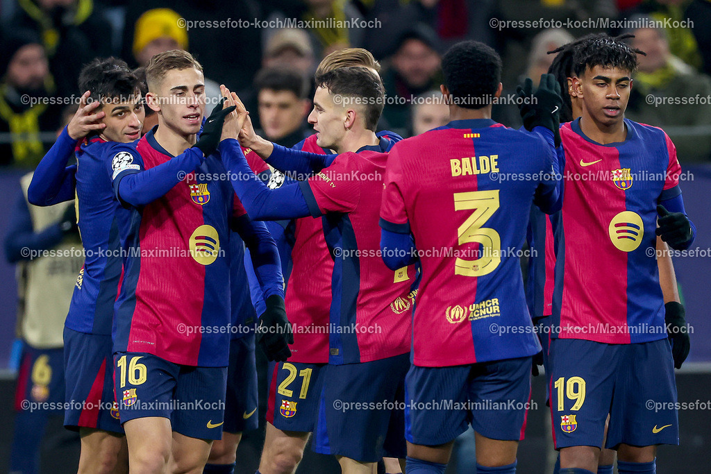 UCL11122402248 | 11.12.2024, UEFA Champions League, Borussia Dortmund - FC Barcelona, 8. Spieltag, Signal Iduna Park, Saison 2024 2025: Torjubel Pedri (Barca #8), Fermin Lopez (Barca #16), Marc Casado (Barca #17), Alejandro Balde (Barca #3) Lamine Yamal (Barca #19)