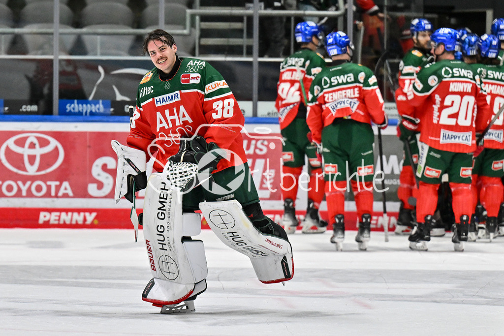 Augsburger Panther - Kölner Haie | die Augsburger Panther feiern zusammen mit den Fans den Heimsieg gegen die Kolner Haie / Strauss MANN (Augsburger Panther #38) / DEL: Augsburger Panther - Kölner Haie, Curt Frenzel Stadion am 29.09.2024