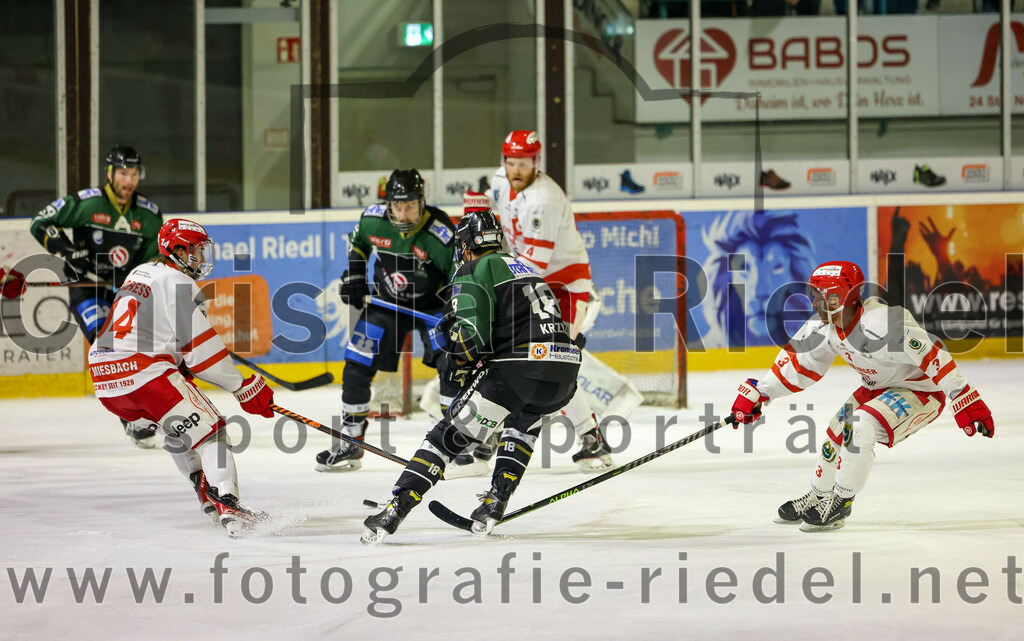 2023-03-10_033_TSV_Erding_gegen_TEV_Miesbach | Erding, Deutschland, 10.03.2023:
Eishockey, Bayernliga Playoffs 2022 / 2023, Halbfinale, TSV Erding gegen TEV Miesbach, Endergebnis: 2:0

Nick Endress (TEV Miesbach, #14), Daniel Krzizok (Erding Gladiators, #18), Thomas März (TEV Miesbach, #3)

Foto: Christian Riedel / fotografie-riedel.net