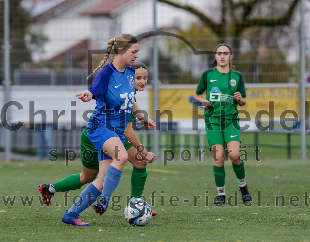 2023-11-19_033_FC_Langengeisling_gegen_FC_Forstern_II | Erding, Deutschland, 19.11.2023:
Fußball, Bezirksoberliga 2023 / 2024, 12. Spieltag, FC Langengeisling gegen FC Forstern II, Endergebnis: 3:0

Marie Huber (FC Langengeisling, #2), Maria Zierer (FC Forstern, #8)

Foto: Christian Riedel / fotografie-riedel.net