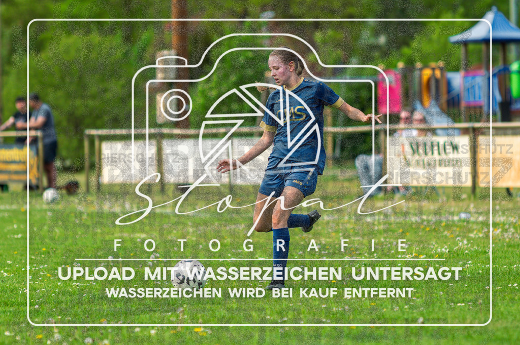 Kreisliga Damen HK - SVN Buchholz vs. SG Fulde | Melina Schultze (#20 SVN Buchholz); Kreisliga Damen HK - SVN Buchholz vs. SG Fulde am 03.05.2026 in Sportplatz Buchholz, Buchholz (Aller) - Realisiert mit Pictrs.com