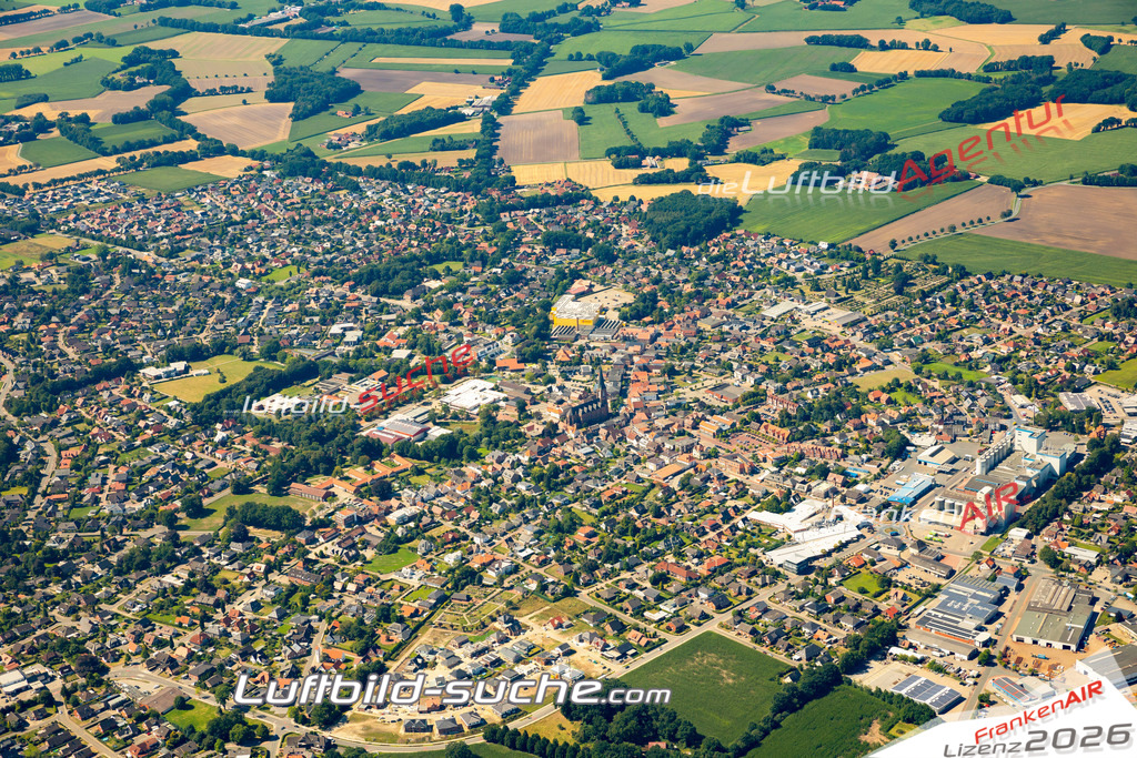 Aktuelles Luftbild von  Dinklage - Die Luftaufnahme wurde 2022 mittels UL-Flugzeug erstellt ( keine Drohne ) - hochauflösende Kamera-Systeme von  Canon -Beste Qualität - Für grossformatige Ausdrucke geeignet. Die Geschenkidee !