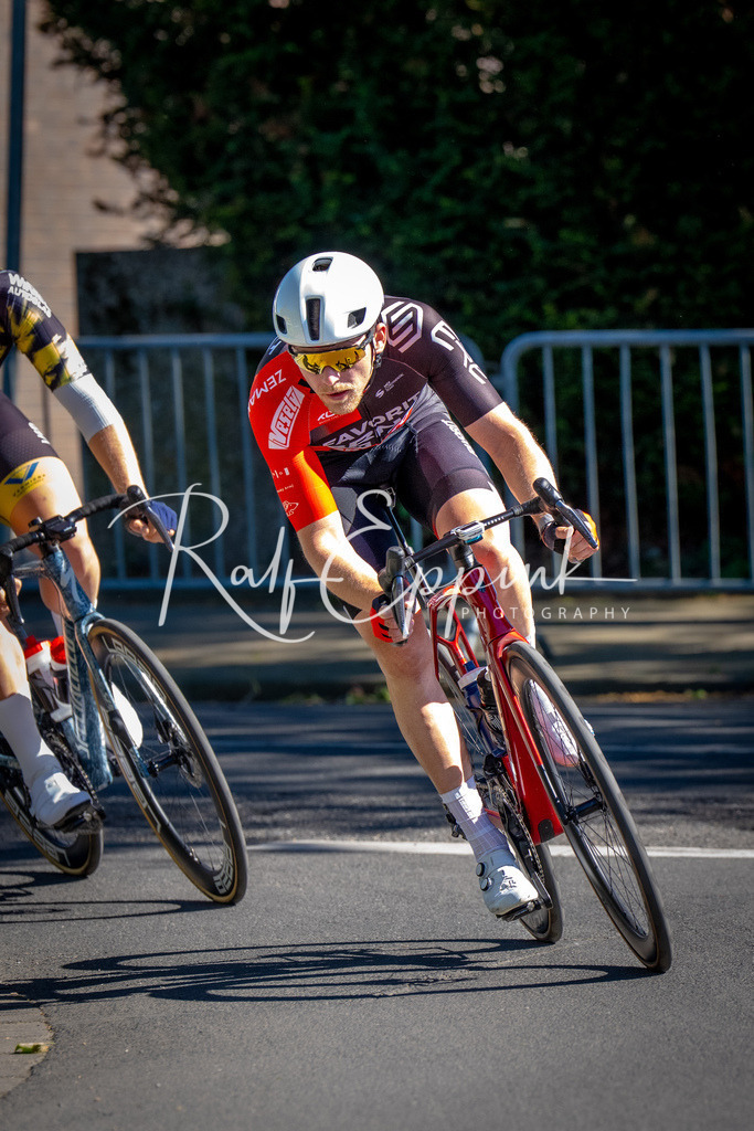 Spurt in den Mai 2026 - Großer Preis der Sparkasse Neuss | Annual one-day road cycling race "Großer Preis der Sparkasse Neuss" held in Büttgen, Germany, organized by VfR Büttgen 1912 e.V. The event features multiple races across all age categories from U11 youth to Elite men. - Realisiert mit Pictrs.com