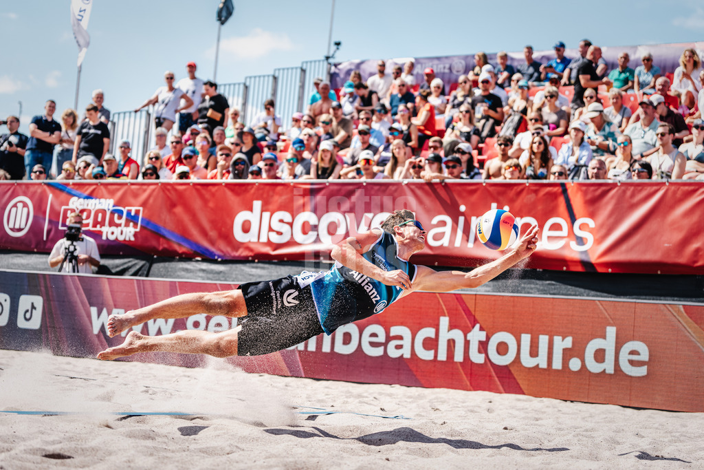 Beachvolleyball | Männer  | Allianz German Beach Tour 2024 | Tourstop Kühlungsborn | 10.08.2024 | Lui Wüst springt nach dem Ball