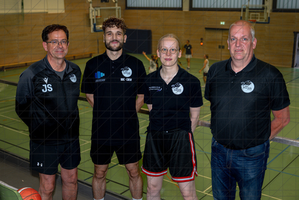 2. DBBL Nord 25/26 | Saisonvorbereitung des BBC Osnabrück | SCHERZ Jörg, GROSS Radion (BBC Osnabrück HC ab Saison 25/26), BONIN Tabea (BBC Osnabrück #AC), STEINBUSS Jens (BBC Osnabrück, Teammanager), zu Ehrlich.Gemeinsam.Regional für den weiblichen Bereich im BBC Osnabrück //  Osnabrück / Deutschland / 26.06.25: 2. DBBL Nord 25/26 | Saisonvorbereitung des BBC Osnabrück //   CREDIT:www.bullenfotos.de, Martin König, Hörner Weg 40, D-49078 Osnabrück, +4917663732967 // Nutzung und Weitergabe nur zu den vereinbarten Zwecken. Presseanfragen an Ersteller. Alle Rechte beim Ersteller. Honorierung nach MFM. - Realisiert mit Pictrs.com