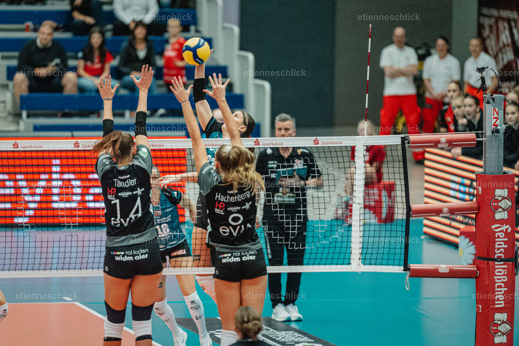 Dresdner SC - Binder Blaubären TSV Flacht, DEKRA 1. Bundesliga Frauen, Volleyball | Im Bild: Block durch Anni Tändler (14, Binder Blaubären TSV Flacht) 24.10.2026, Dresdner SC -  Binder Blaubären TSV Flacht, DEKRA 1. Bundesliga Frauen, Volleyball, Deutschland, Dresden, Cyberport Arena