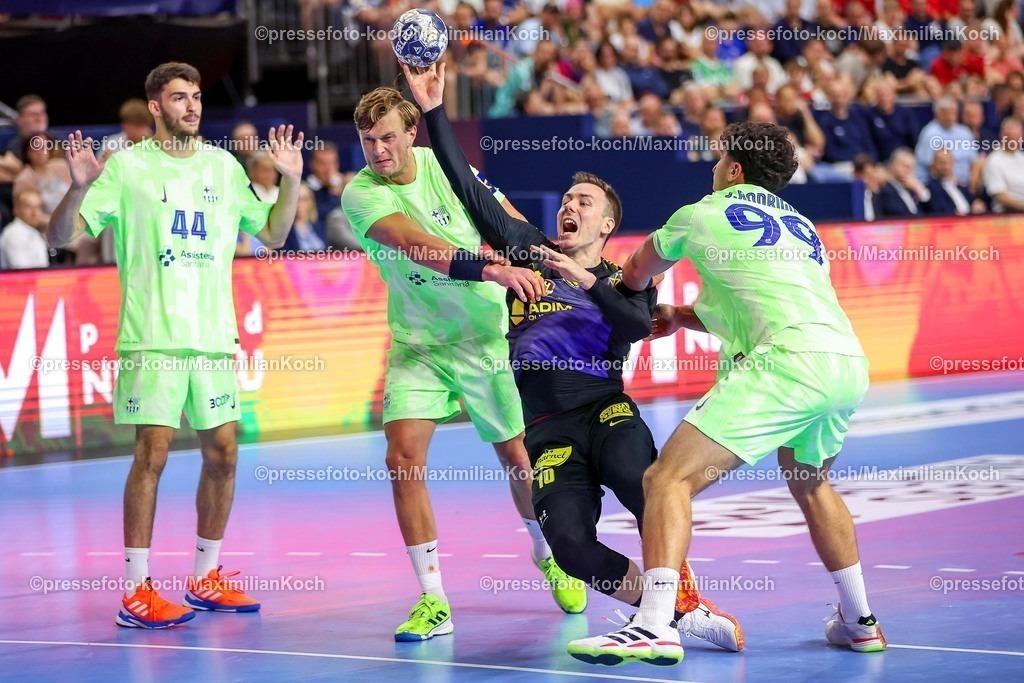 KoeEHF15062501024 | 15.06.2025, Handball, Spiel um Platz 3, TruckScout24 EHF FINAL4, LANXESS arena Köln, HBC Nantes - FC Barcelona: Rok Ovnicek (HBC Nantes FRA #10) gegen Jonathan Carlsbogard (Barca FC Barcelona ESP #09) Javier Rodriguez Moreno (Barca FC Barcelona ESP #99) 