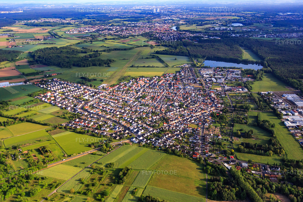 Luftbild: Dorfübersicht aus Südosten am Königsee im Ortsteil Zellhausen in Mainhausen im Bundesland Hessen in Deutschland. Foto: IMG_088739.jpg vom 20.05.2016 durch Werner Riehm/FLY-FOTO.de