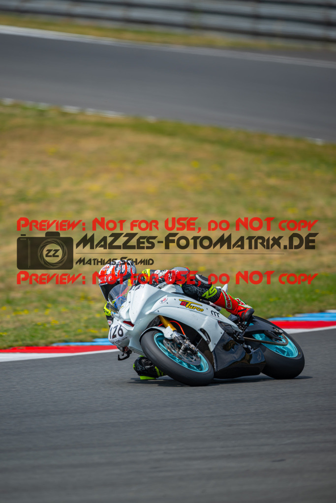 MaZZes-Fotomatrix-20260801-459336 | WEISS
