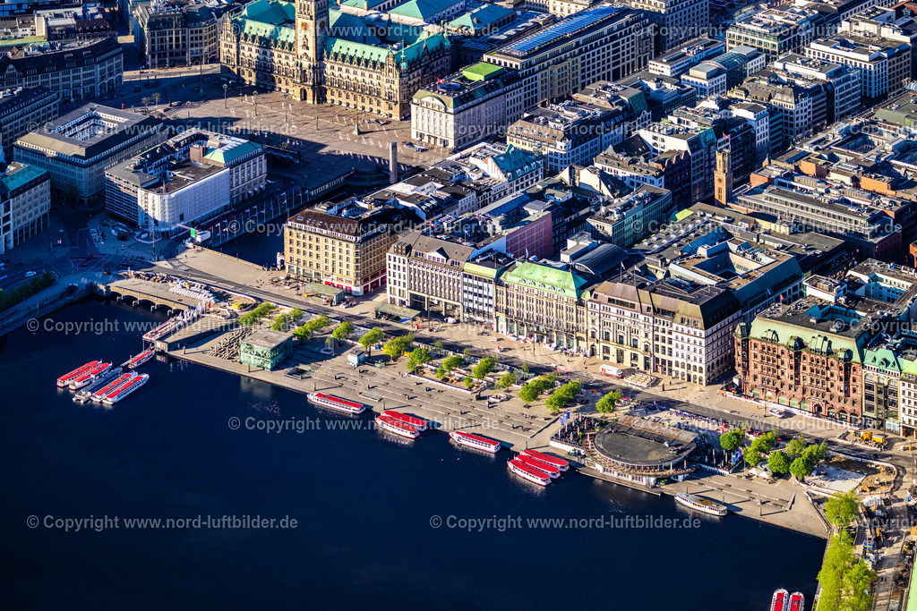 Hamburg_Jungfernstieg_ELS_1287270425 | HAMBURG 01.05.2025 Uferbereiche am Seegebiet des Jungfernstieg mit Hafenanlagen für Fähren- Schiffe der "ATG Alster-Touristik GmbH" an der Binnenalster - Kleine Alster in Hamburg. Weiterführende Informationen bei: ATG Alster-Touristik GmbH. // Riparian areas on the lake area of Jungfernstieg with a port for ferry ships from the "ATG Alster-Touristik GmbH" at the Binnenalster - Kleine Alster in Hamburg in Hamburg, Germany. Further information at: ATG Alster-Touristik GmbH. Foto: Martin Elsen
