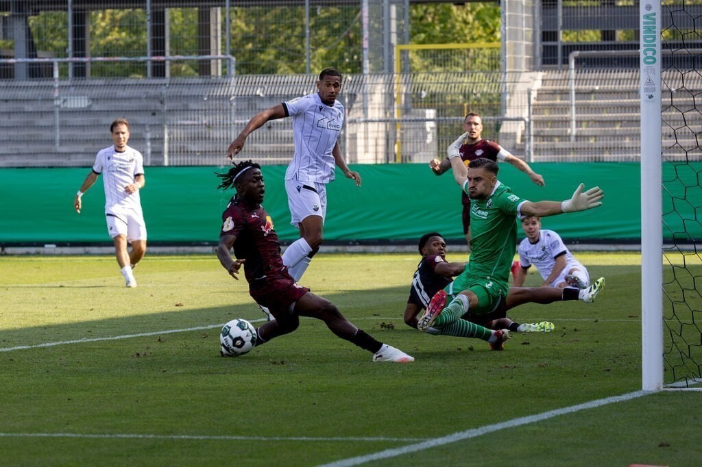 SV Sandhausen gegen RB Leipzig (DFB-Pokal, 1. Runde)***Bild: Johan Bakayoko (9, Leipzig) verpasst knapp den Ball | SV Sandhausen gegen RB Leipzig (DFB-Pokal, 1. Runde)***Bild: Johan Bakayoko (9, Leipzig) verpasst knapp den Ball - Realisiert mit Pictrs.com
