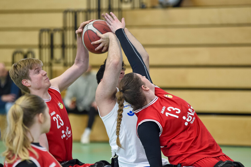 2024-03-17-0667 | Yannick Mildner (RSKV Tübingen #12), Angriff, Korbwurf; Hannes Hartung (BG Baskets Hamburg, #17), Saman Balaghi (BG Baskets Hamburg, #23),( RSKV Tübingen vs. BG Baskets Hamburg, Rollstuhlbasketball 2. Bundesliga, Saison 2023/24, 17.03.2024
Foto: Ralph Kunze - Realisiert mit Pictrs.com