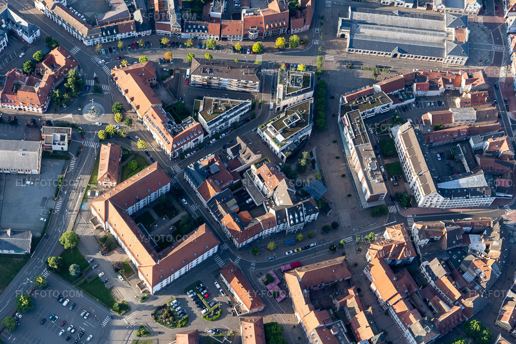 Aerial view: City center in the downtown area at Place Barberousse in Haguenau in Hagenau in the state Bas-Rhin, France. – Photo: IMG_115478.jpg taken on 06/16/2019 by Werner Riehm/FLY-FOTO.com – Resolution of the original: 5472 x 3648 px
