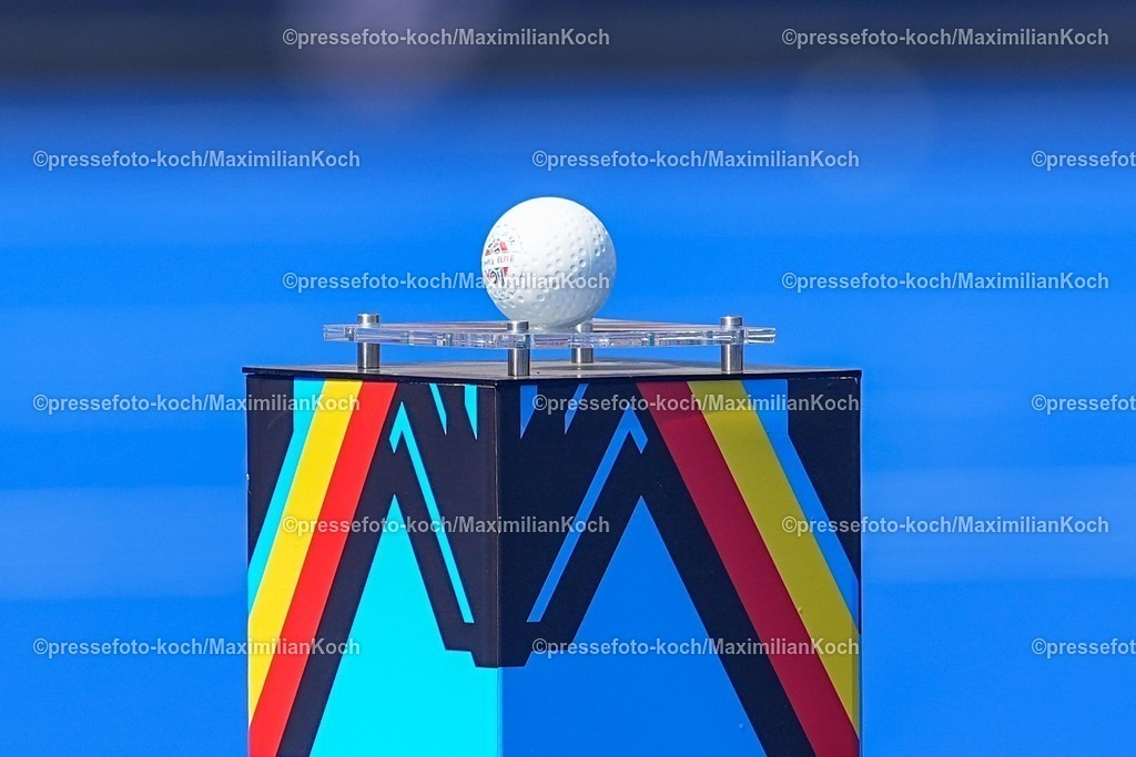 xydrx10082503060 | 10.08.2025, xydrx, Herren EuroHockey Championship 2025, Gruppenphase, Gruppe B, England - Deutschland, Sparkassenpark Mönchengladbach: Spielball, feature, symbolbild,