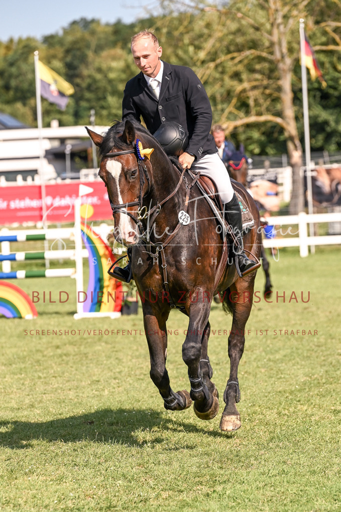 Schugtsche-Düren.2024-10.Springprf.M_-96 | Schugtsche Fotografie - Realisiert mit Pictrs.com