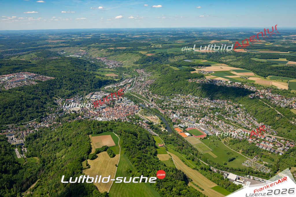 Luftaufnahme der Stadt Künzelsau - Die Luftaufnahme wurde 2025 vom UL-Flugzeug heraus erstellt ( keine Drohne ) - Hochauflösende Luftaufnahme - für professionelle Ausdrucke geeignet. Die Geschenkidee !Mit Lizenz und Bildrechte bestellbar