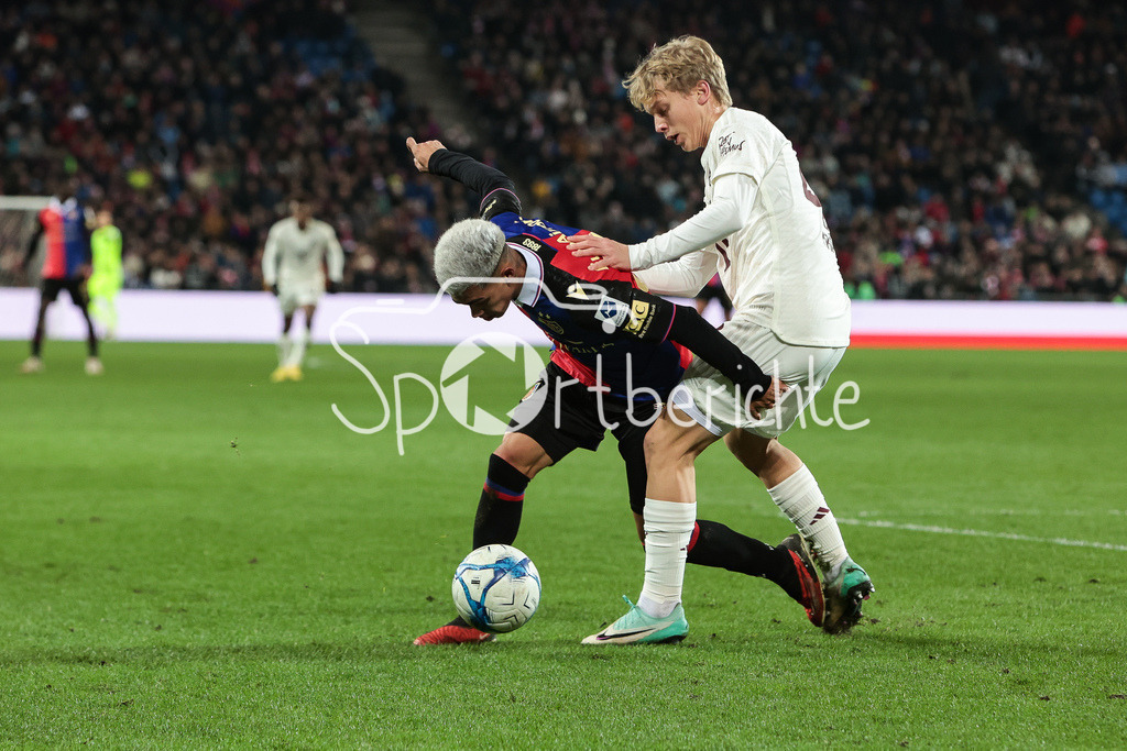 FC Basel - FC Bayern München | Juan GAUTO (Basel #33) im Duell mit Frans KRAETZIG (FCB #41) / Zweikampf