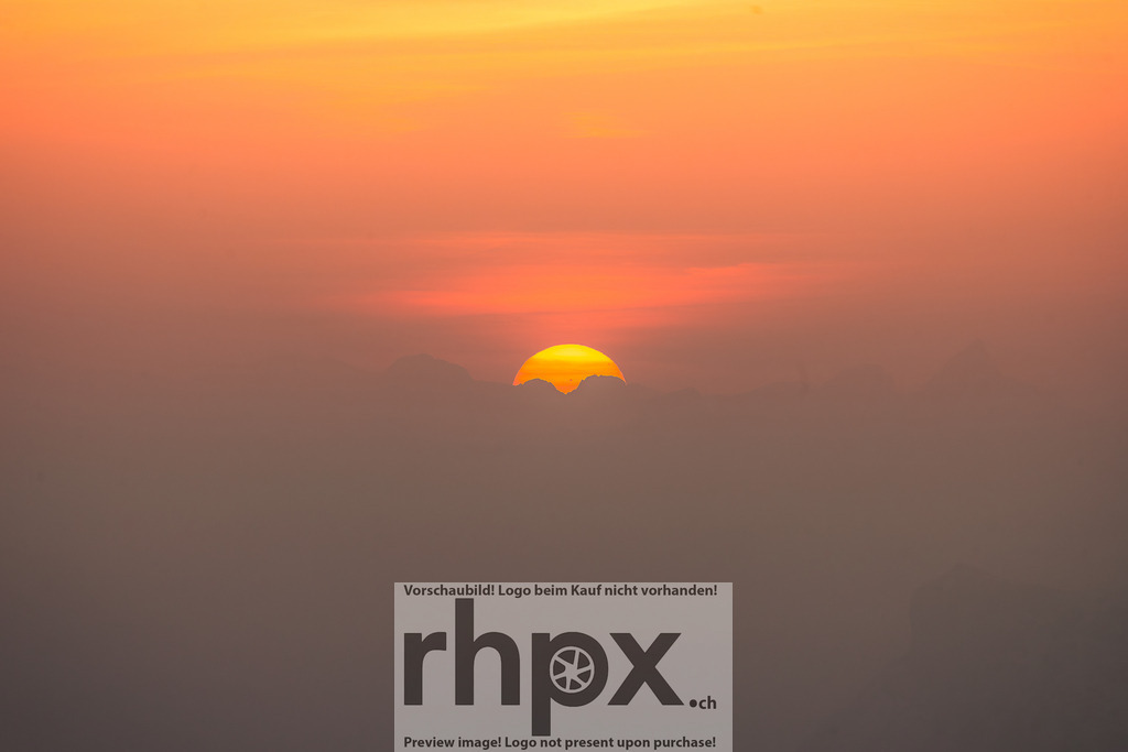 Sonnenaufgang am Pilatus | Stimmungsvolle Fotokunst aus Luzern. Erlebe den Pilatus, den See und die Stadt Luzern in exklusiven Aufnahmen in der Fotogalerie & Shop. - Realisiert mit Pictrs.com